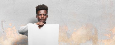 Senin konseptin yerleştirmek için boş bir afişini tutan genç siyah adam