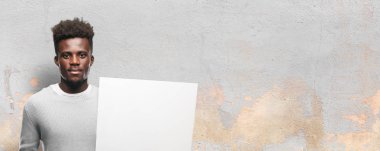 Senin konseptin yerleştirmek için boş bir afişini tutan genç siyah adam