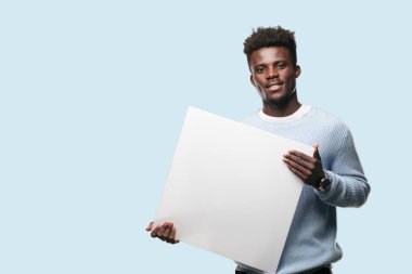 Senin konseptin yerleştirmek için boş bir afişini tutan genç siyah adam