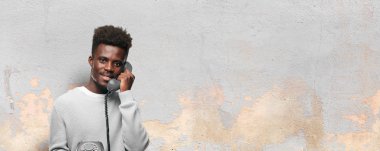 Genç siyah adam bir vintage telehpone ile konuşma