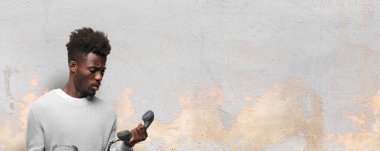 Genç siyah adam bir vintage telehpone ile konuşma