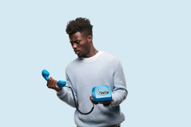 Genç siyah adam bir vintage telehpone ile konuşma