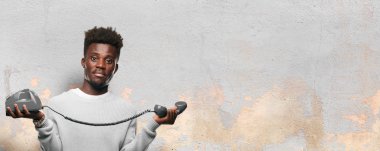 Genç siyah adam bir vintage telehpone ile konuşma