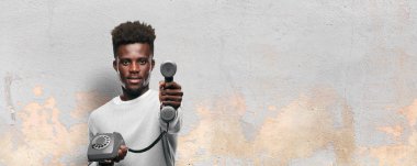 Genç siyah adam bir vintage telehpone ile konuşma