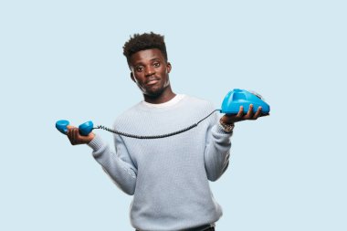 Genç siyah adam bir vintage telehpone ile konuşma