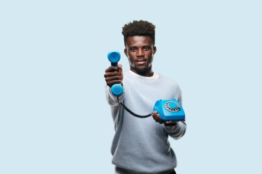 Genç siyah adam bir vintage telehpone ile konuşma