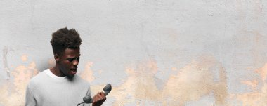 Genç siyah adam bir vintage telehpone ile konuşma