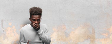 bir hediye kutusu tutan genç siyah adam