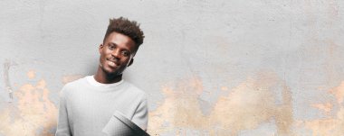 bir hediye kutusu tutan genç siyah adam