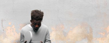 bir hediye kutusu tutan genç siyah adam