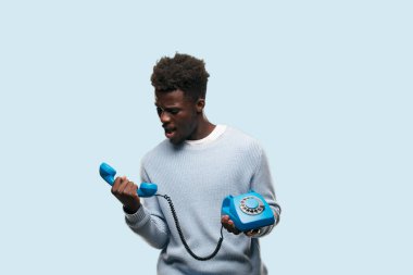 Genç siyah adam bir vintage telehpone ile konuşma