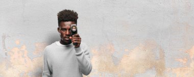 Genç siyah adam bir super 8 vintage sinema kamera ile kayıt