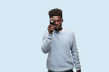 Genç siyah adam bir super 8 vintage sinema kamera ile kayıt