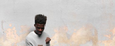 Genç siyah adam akıllı bir cep telefonu kullanarak