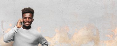 Genç siyah adam akıllı bir cep telefonu kullanarak