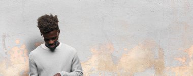 Genç siyah adam akıllı tablet kullanma