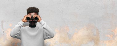 Genç siyah adam arıyorum far dürbün ile