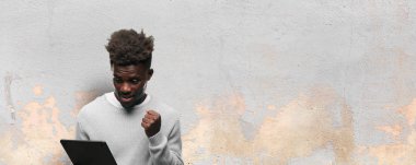 Genç siyah adam akıllı tablet kullanma