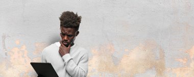 Genç siyah adam akıllı tablet kullanma