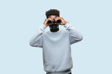 Genç siyah adam arıyorum far dürbün ile