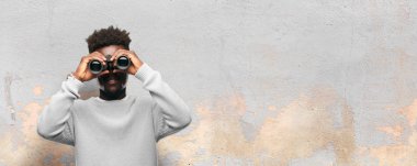 Genç siyah adam arıyorum far dürbün ile