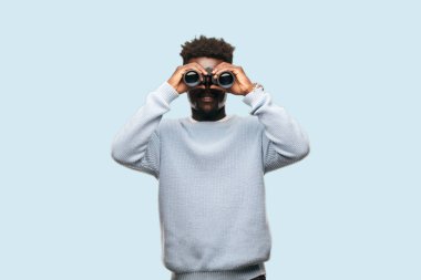 Genç siyah adam arıyorum far dürbün ile