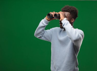 Genç siyah adam arıyorum far dürbün ile