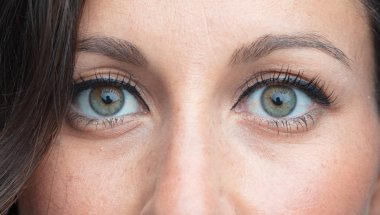 Genç güzel kadın yüz yakın çekim