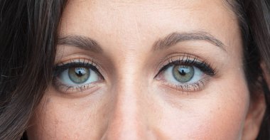 Genç güzel kadın yüz yakın çekim