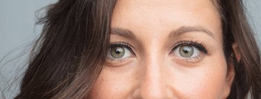 Genç güzel kadın yüz yakın çekim