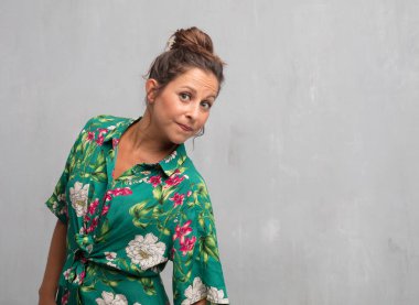 Senin konseptin yerleştirmek için çimento duvar arka plan boşluk ile poz genç güzel kadın