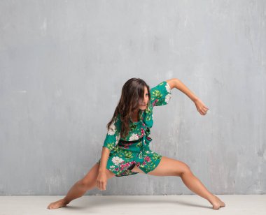 Genç güzel kadın tam vücut. sokak dansı kavramı.