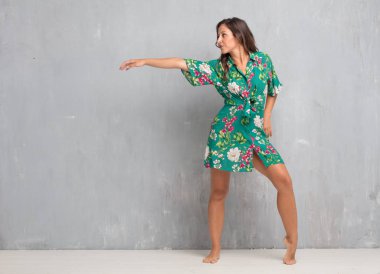 Genç güzel kadın tam vücut. sokak dansı kavramı