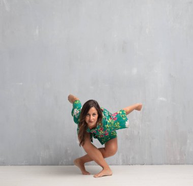 Genç güzel kadın tam vücut. sokak dansı kavramı