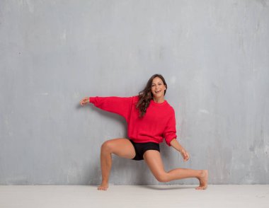 Genç güzel kadın tam vücut. sokak dansı kavramı