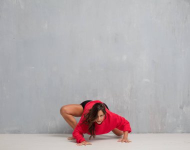 Genç güzel kadın tam vücut. sokak dansı kavramı