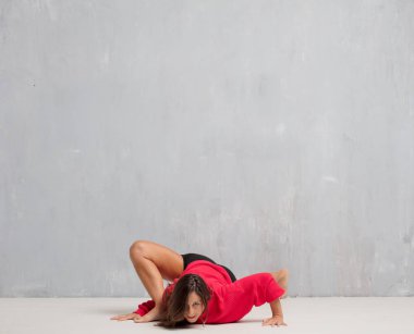 Genç güzel kadın tam vücut. sokak dansı kavramı