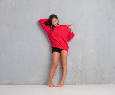 çimento duvar arka plan kopya alanı ile genç güzel kadın