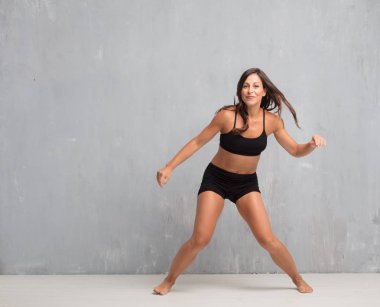 Genç güzel kadın tam vücut. sokak dansı kavramı