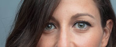 Genç güzel kadın yüz yakın çekim