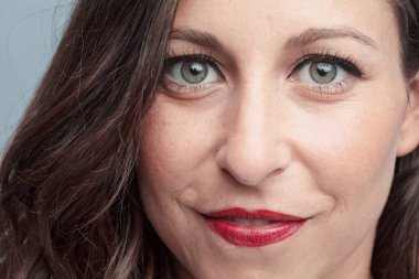 Genç güzel kadın yüz yakın çekim