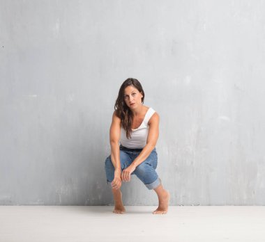 çimento duvar arka plan kopya alanı ile genç güzel kadın