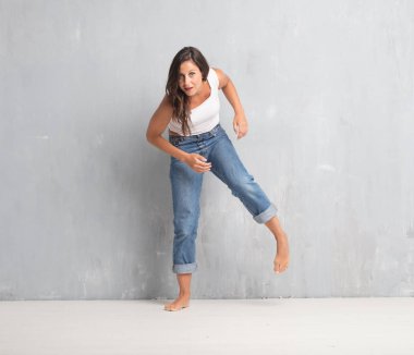 Genç güzel kadın tam vücut. sokak dansı kavramı