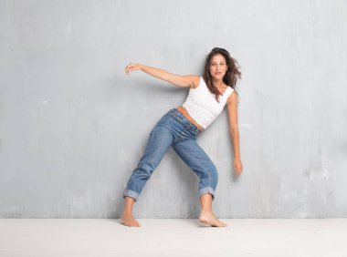 Genç güzel kadın tam vücut. sokak dansı kavramı