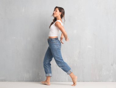 Genç güzel kadın tam vücut. sokak dansı kavramı