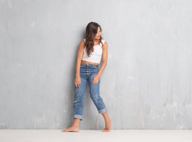 Genç güzel kadın tam vücut. sokak dansı kavramı