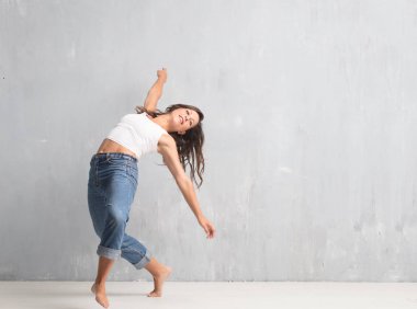 Genç güzel kadın tam vücut. sokak dansı kavramı