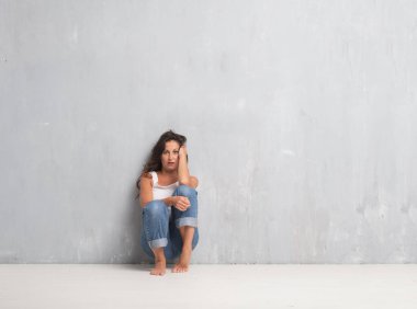 çimento duvar arka plan kopya alanı ile genç güzel kadın