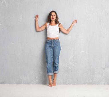 çimento duvar arka plan kopya alanı ile genç güzel kadın