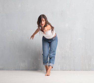 Genç güzel kadın tam vücut. sokak dansı kavramı
